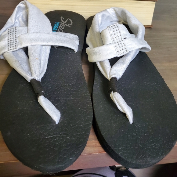 Skechers Yoga Foam Sandal Rubber Cushion White Silver T Strap womens sz 8 - Picture 5 of 11